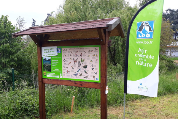 Panneau d'information sur les oiseaux de la Cabane de la Drivonne © LPO